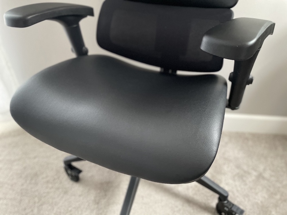 The Mavix M9's seat is filled with cool-gel memory foam.
