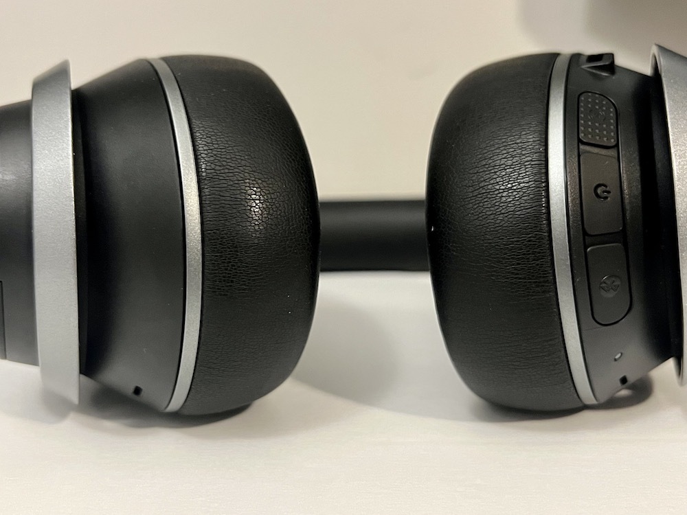 O Stealth Pro possui fones de ouvido macios com espuma viscoelástica envoltos em couro sintético.