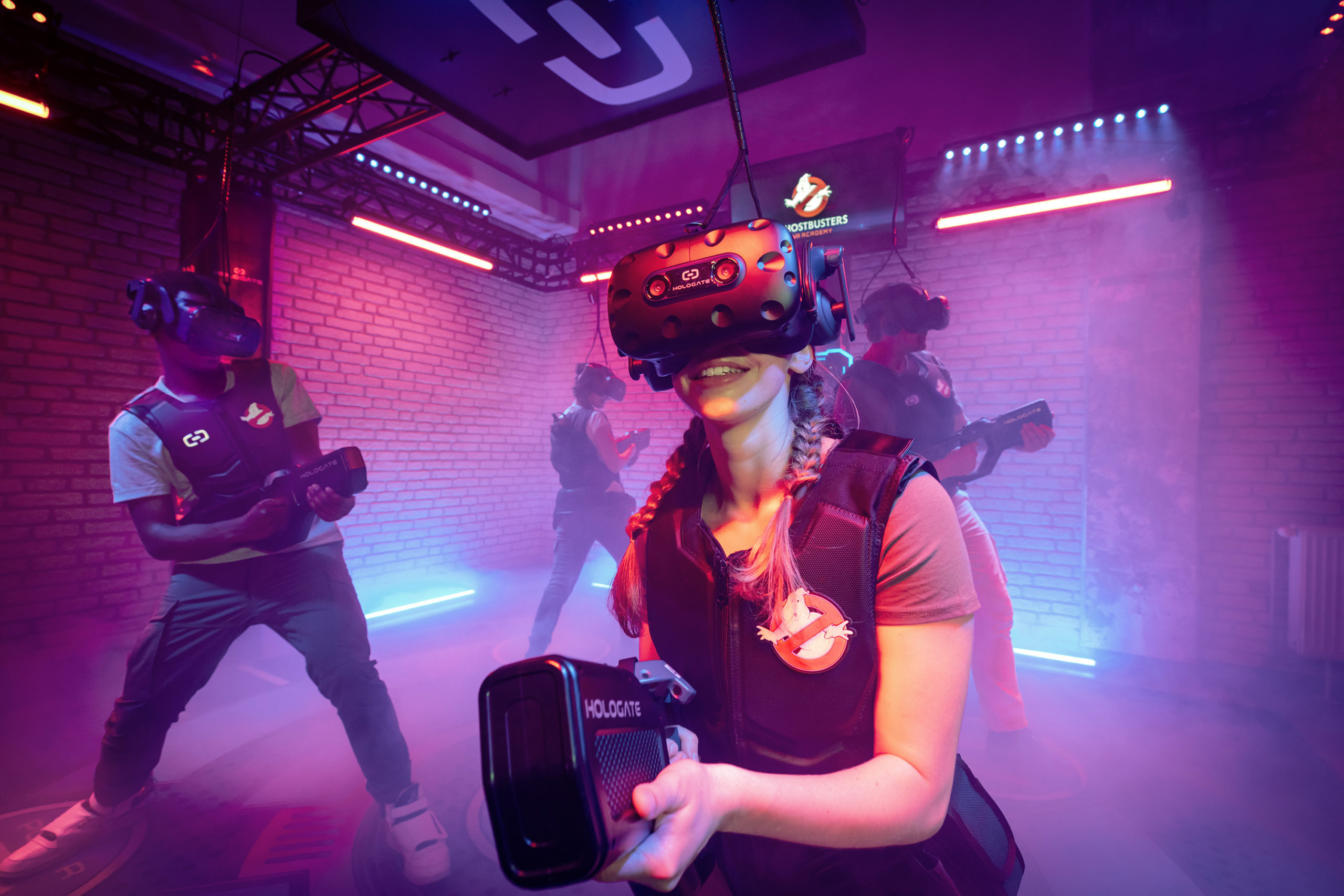 Vr по сети. Виртуальная реальность с оружием. GHOSTBUSTERS VR. Hologate VR. VR Академия.