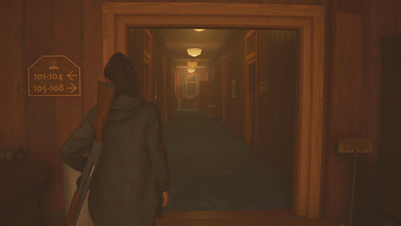 Un ciervo solitario aparece al final del pasillo en Elderwood Palace Lodge.