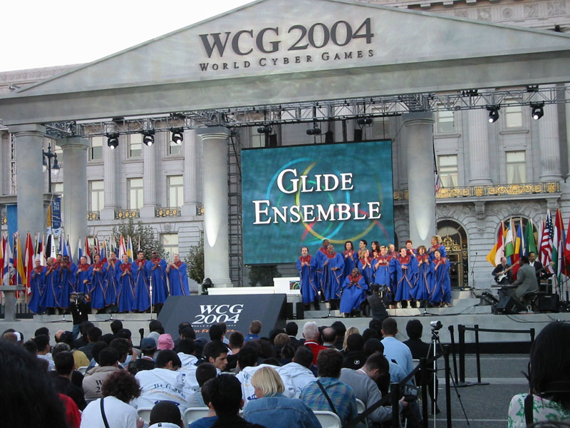 The Glide Ensemble gave a brief performance.