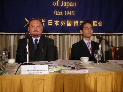 Hamamura (left), KBC Securities research director Hiroshi Kamide (right).