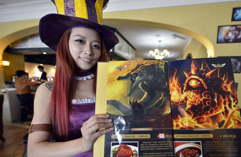 One of the servers brandishing the menu. (image credit: MMO Culture)