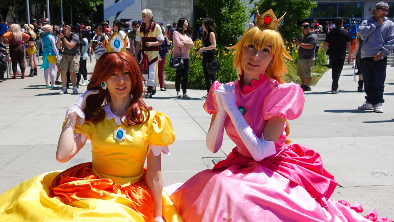 Princesses Daisy And Peach (Super Mario)