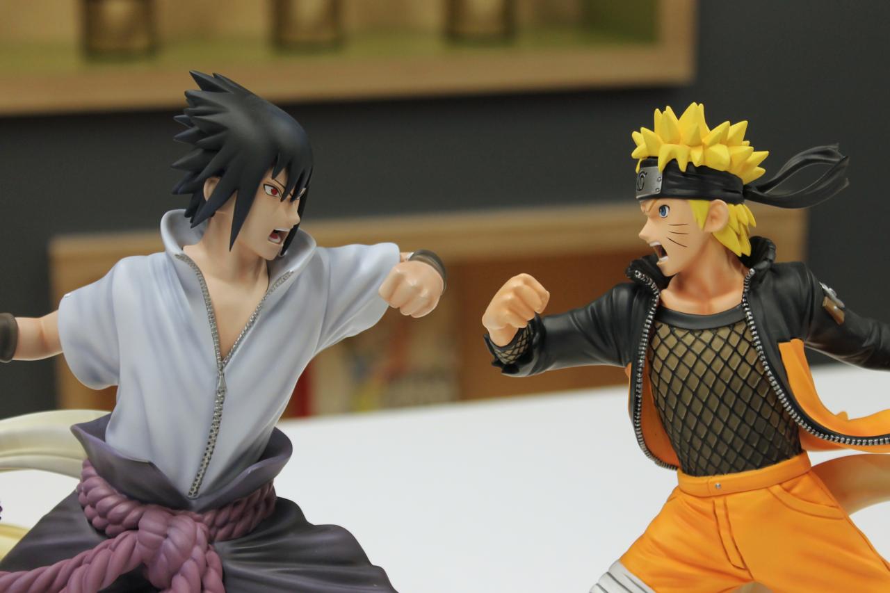 Unboxing these highly detailed statues of Naruto and Sasuke.