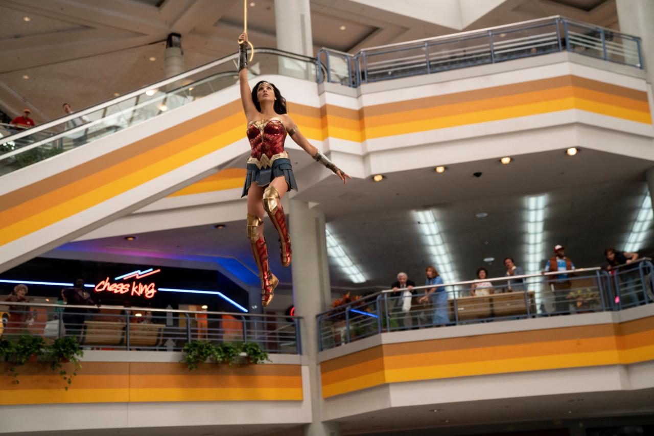 Wonder Woman using her lasso in a very '80s mall.