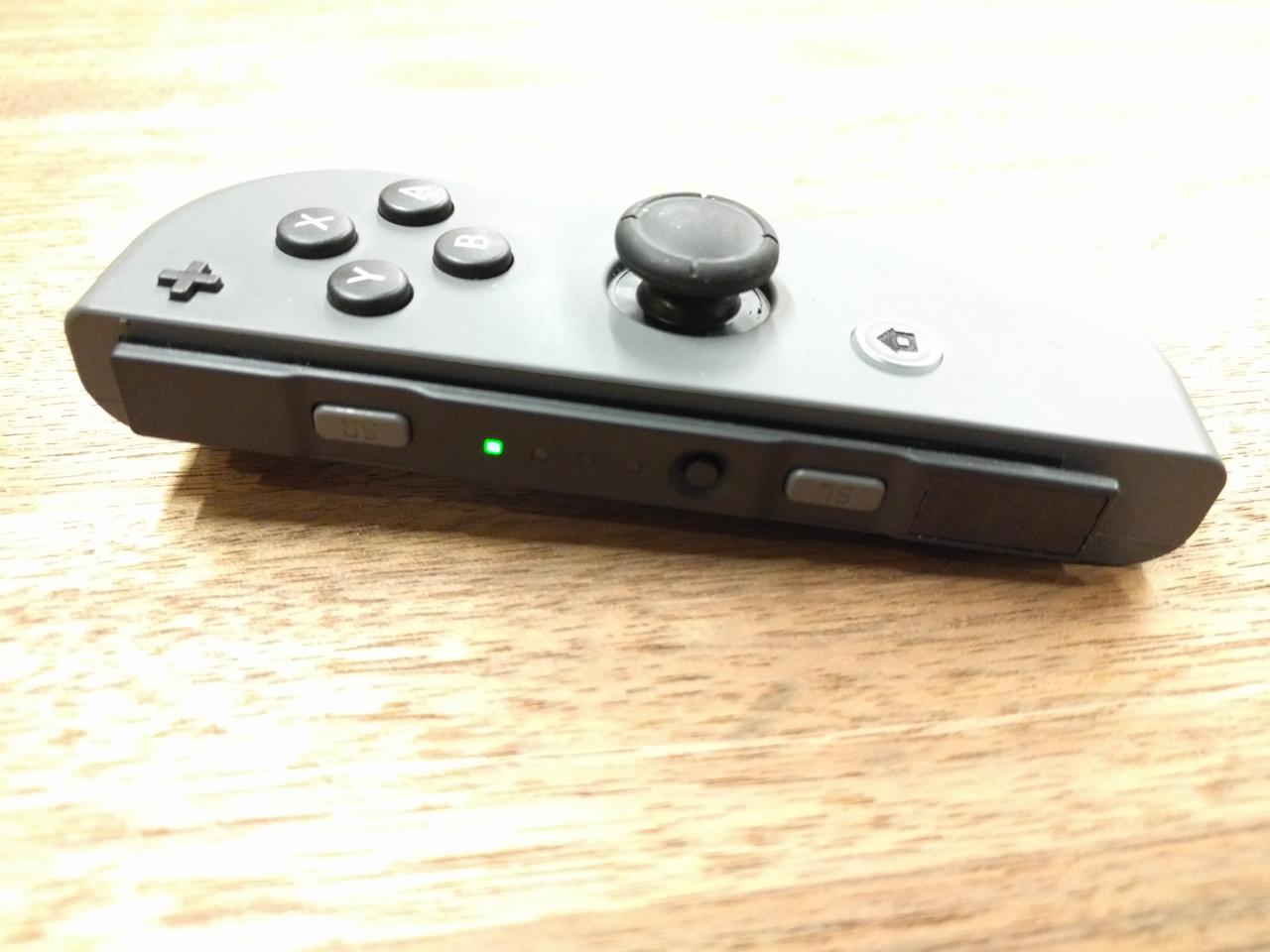 The Joy-Cons both offer four LED lights to indicate controller battery life.