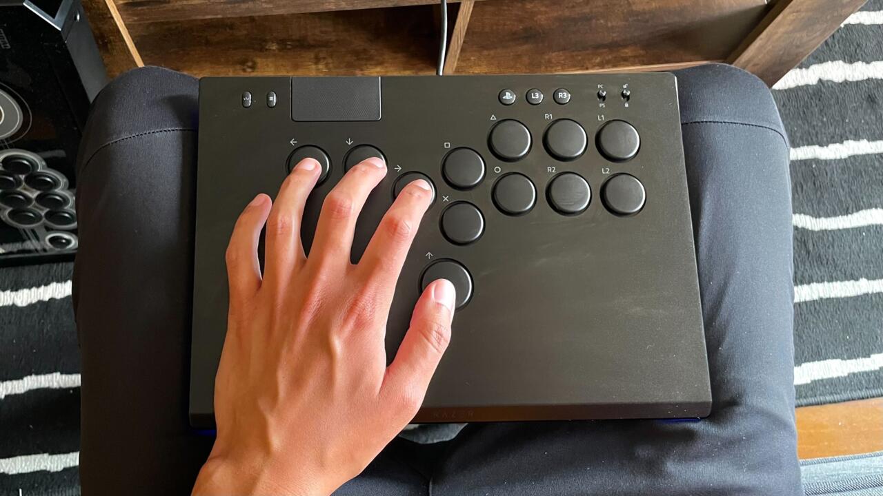 The hand placement for directional buttons when using the Razer Kitsune.