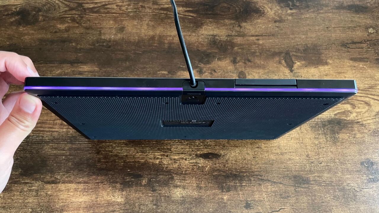 El perfil delgado, la parte inferior de goma, el pestillo USB y la tira RGB del Razer Kitsune.