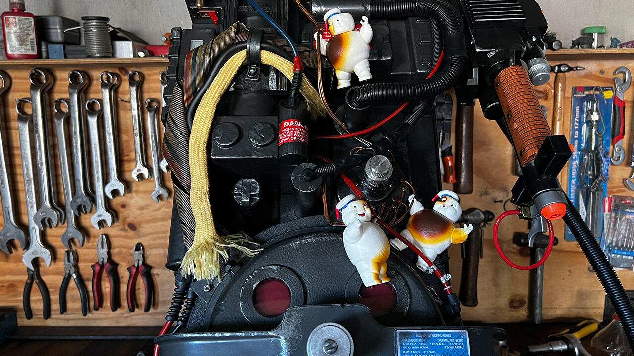 ghostbusters proton pack deluxe replica