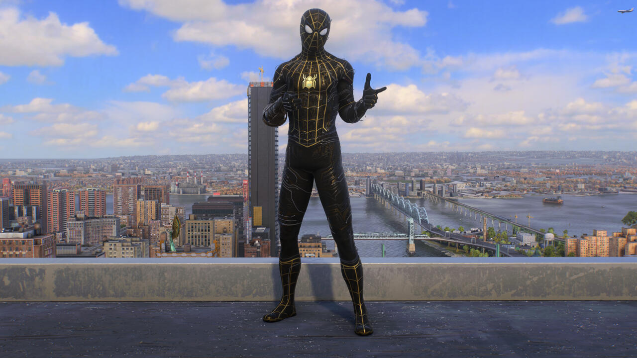 Black And Gold Suit (Peter)
