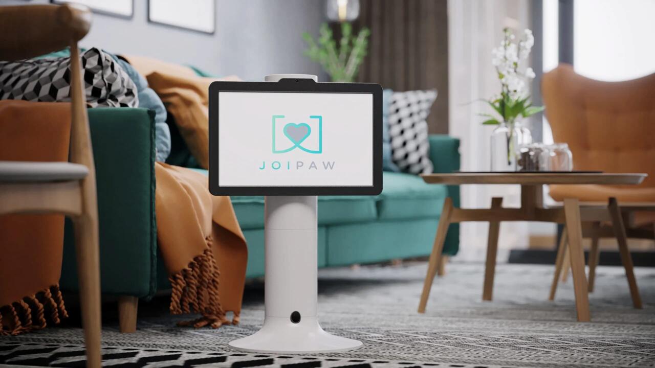 Ein Bild der Joipaw-Konsole mit dem Firmenlogo.  Es ist ein kleiner Bildschirm, der auf einem kurzen Ständer steht.