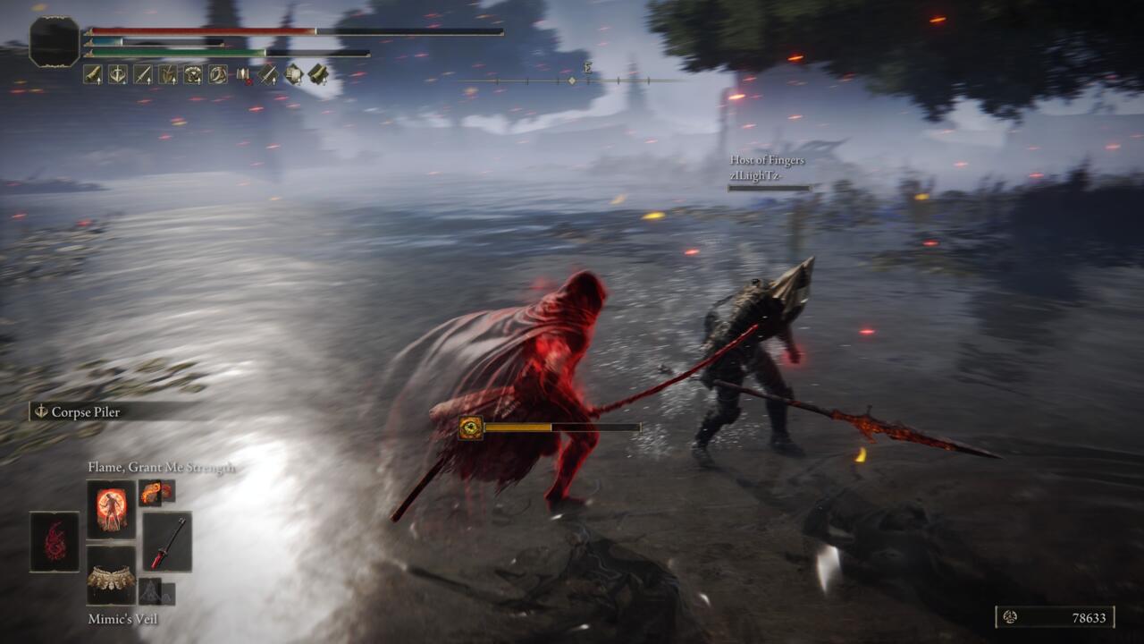 Trong tay phải, một thanh katana Rivers of Blood đã được nâng cấp hoàn toàn có thể xé toạc bất kỳ người chơi cấp cao nào.