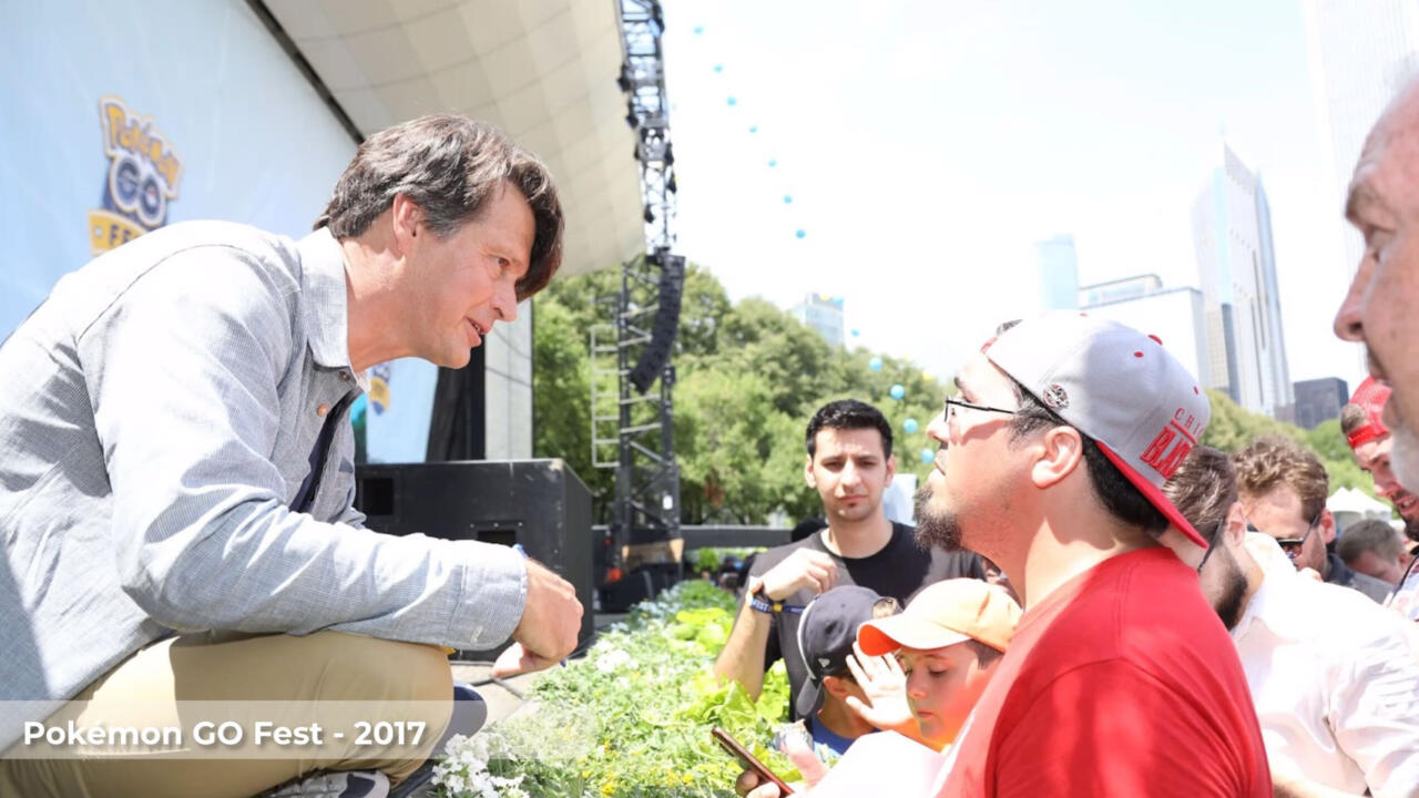 John Hanke, zamanının çoğunu Go Fest 2017'de oyuncularla konuşarak geçirdi.