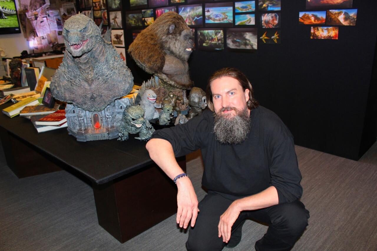 آدام وینگارد کارگردان Godzilla x Kong در اتاق جنگ خود.  عکس ارائه شده توسط Warner Bros.